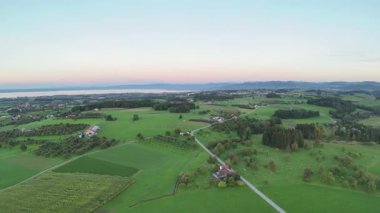Almanya, Bavyera 'da güzel bir kırsal manzaranın havadan görünüşü
