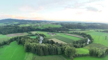 Dağlarda yeşil çimenleri olan bir köy manzarası