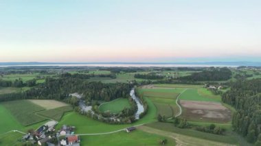 Gün batımında küçük bir göl manzarası.