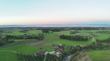 İsviçre kırsalındaki küçük bir köyün havadan görünüşü