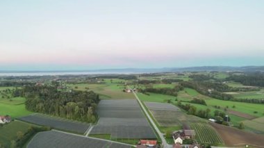 Gün batımında güzel kırsal manzaranın havadan görüntüsü
