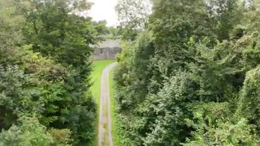 Nehrin ortasındaki bir nehirden şehre manzara. yüksek kaliteli fotoğraf