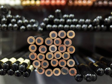 Siyah uçlu ve siyah merkezli kalemler. Bazıları keskinleşir, bazıları keskinleşmez.