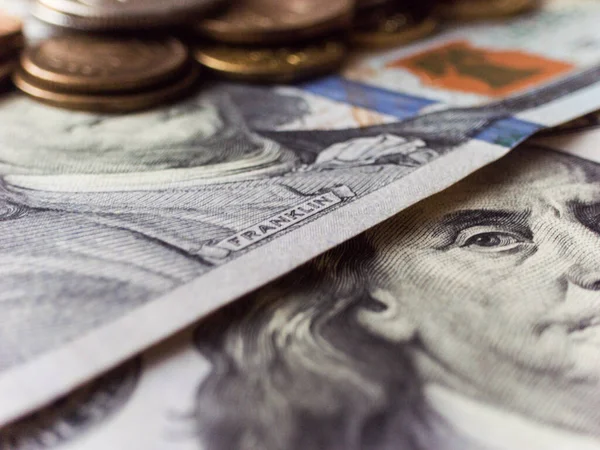 Üzerinde Franklin 'in yazılı olduğu bir yığın Amerikan doları. Yığın, başka bir Amerikan para biriminin üzerine konur.