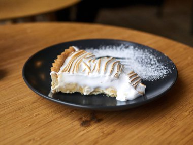 Krem şantili bir dilim turta. Turta ikiye bölündü ve krem şanti üstüne yayıldı.