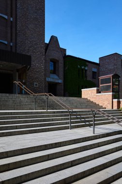 Varşova, Polonya 01-05-2025. Kutsal Bakire Meryem 'in Doğumu Kilisesi. Merdiveni olan tuğla bir bina. Merdivenler taştan yapılmış ve oldukça dik.