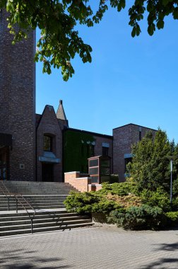 Varşova, Polonya 01-05-2025. Kutsal Bakire Meryem 'in Doğumu Kilisesi. Binanın girişe çıkan büyük bir merdiveni var.