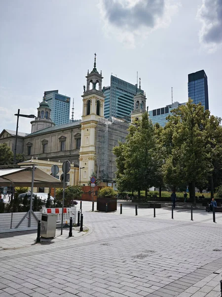 Varşova, Polonya 14.06.2024 Sokak boş ve gökyüzü bulutlu