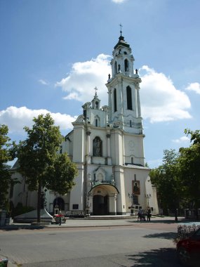 Varşova, Polonya 08.06.2024. Kilise ağaçlarla çevrili ve birkaç kişi etrafta dolaşıyor.