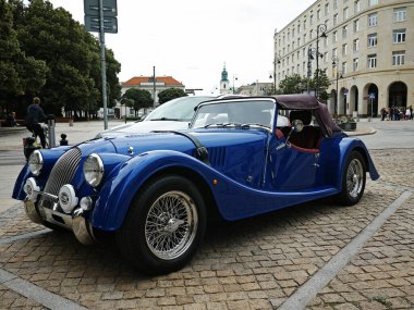 Arabanın üstü açılır ve üstü kırmızı. Varşova, Polonya 12.06.2024