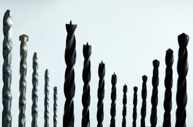 Sanayi araçlarının çeşitli boyutlarını ve detaylarını gösteren, ahşap ve metal için birden fazla matkap ucu yakın plan.