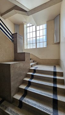 Aberdeen İskoçya 6 Eylül 2025 Aberdeen İskoçya 6 Eylül 2025 'te Aberdeen' deki Bon Accord Hamamları 'nda, kısmen açıklanmış eski bir yazıt ve kabuk soyulmuş boya ile solmuş duvar detayı.