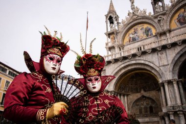 Venedik 'te San Marco yakınlarında iki maske.