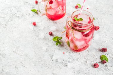 Soğuk Yaz içeceği, ahududu Sangria, limonata veya Mojito taze Ahududu ve şurubu, nane yaprakları, gri taş arka plan kopya alanı ile