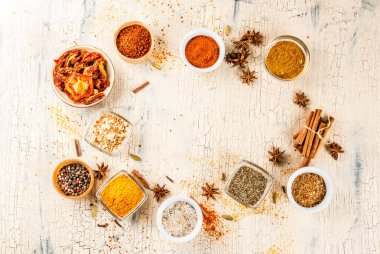 Hafif beton zemin üzerine çeşitli baharatlar kümesi. Uzay kopyalayın. Üstten Görünüm çerçeve