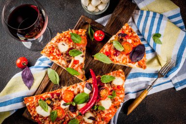 Pizza ve kırmızı şarap koyu arka plan Üstten Görünüm alanı Kopyala