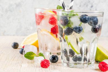 Çeşitli berry limonata veya mojito kokteyller, taze buzlu limon kireç infüzyon ahududu yaban mersini suyu, yaz sağlıklı Detoks içecekler açık renkli kopya alanı