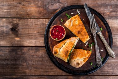İtalyan gıda, kapalı pizza calzone ıspanak ve peynir, ahşap