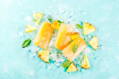 Ev yapımı ananas dondurmayı buz taze ananas dilimleri ve nane, açık mavi renkli alanı üst görünüm Kopyala