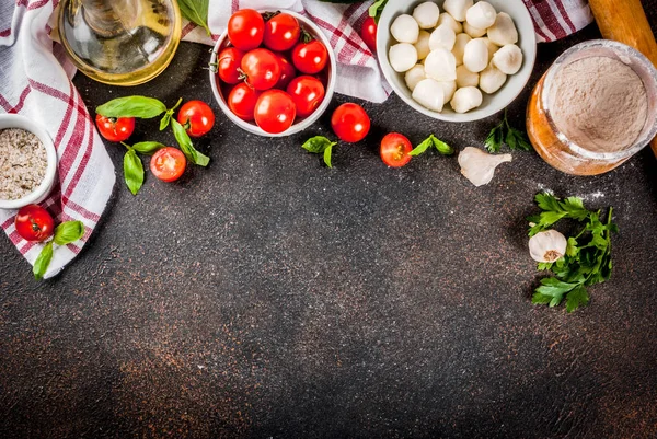 Hemlagad Pasta Pizza Italiensk Mat Ingrediens Mörka Rostig Bord Med — Stockfoto