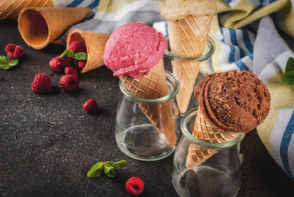 Sommar Söta Bär Och Desserter Olika Glass Smak Kottar Rosa — Stockfoto