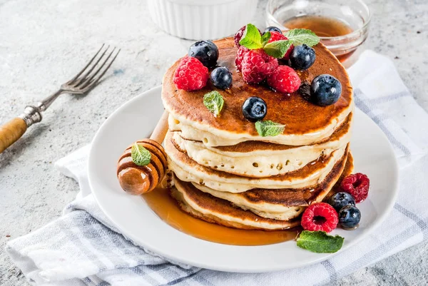Frisk Sommerfrokost Hjemmelagde Klassiske Amerikanske Pannekaker Med Friske Bær Honning – stockfoto