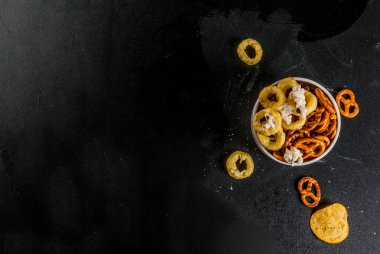 Varyasyon farklı sağlıksız atıştırmalıklar kraker, tatlı tuzlu popcorn, ekmeği, fındık, payet, bretsels, kara kara tahta kopya alanı yukarıdaki