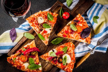 Pizza ve kırmızı şarap koyu arka plan Üstten Görünüm alanı Kopyala