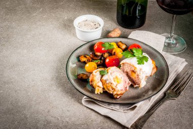 Ev yapımı et pirzola cordon bleu, gri taş arka plan kopya alanı
