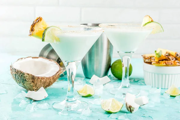 Tropisk Drink Fryst Kokos Ananas Margaritas Med Frozen Pina Colada — Stockfoto