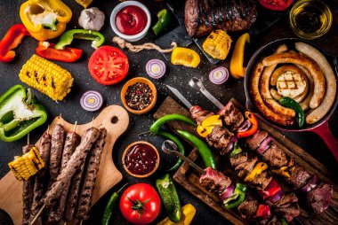 Çeşitler çeşitli barbekü yemek ızgara et, Barbekü partisi fest - şiş kebap, sosis, ızgara et fileto, taze sebze, sos, baharat, karanlık paslı beton, yukarıdaki tabloda kopya alanı