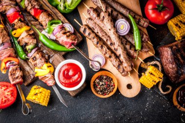 Çeşitler çeşitli barbekü yemek ızgara et, Barbekü partisi fest - şiş kebap, sosis, ızgara et fileto, taze sebze, sos, baharat, karanlık paslı beton, yukarıdaki tabloda kopya alanı