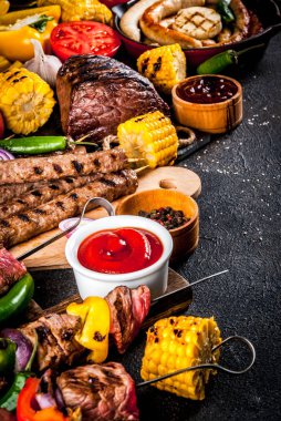 Çeşitler çeşitli barbekü yemek ızgara et, Barbekü partisi fest - şiş kebap, sosis, ızgara et fileto, taze sebze, sos, baharat, karanlık paslı beton, yukarıdaki tabloda kopya alanı