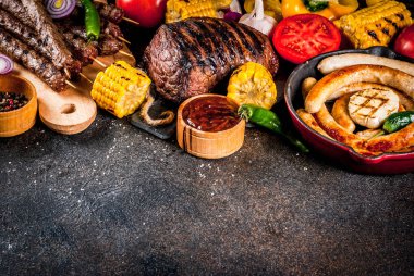 Çeşitler çeşitli barbekü yemek ızgara et, Barbekü partisi fest - şiş kebap, sosis, ızgara et fileto, taze sebze, sos, baharat, karanlık paslı beton, yukarıdaki tabloda kopya alanı