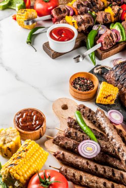 Çeşitler çeşitli barbekü yemek ızgara et, Barbekü partisi fest - şiş kebap, sosis, ızgara et fileto, taze sebze, sos, baharat, kopya alanı üzerinde beyaz mermer zemin