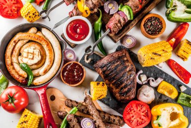 Çeşitler çeşitli barbekü yemek ızgara et, Barbekü partisi fest - şiş kebap, sosis, ızgara et fileto, taze sebze, sos, baharat, kopya alanı üzerinde beyaz mermer zemin