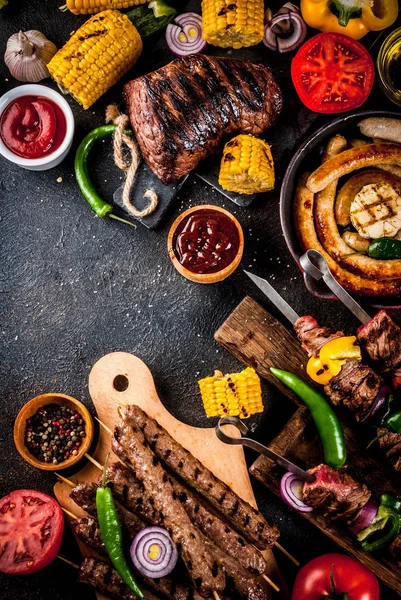 Sortiment Verschiedene Grillgerichte Grillfleisch Grillparty Dönerspieße Würstchen Grillfleischfilet Frisches Gemüse — Stockfoto