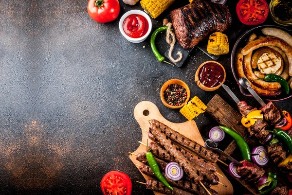 Barbekülü yemekızgara et, balık, sosis ve sebzeler. Stok