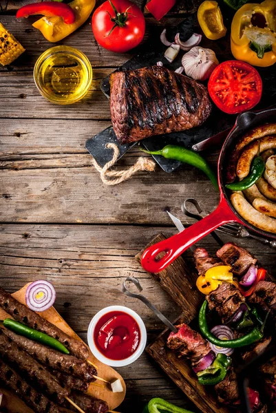 Sortiment Verschiedene Grillgerichte Grillfleisch Grillparty Dönerspieße Würstchen Grillfleischfilet Frisches Gemüse — Stockfoto