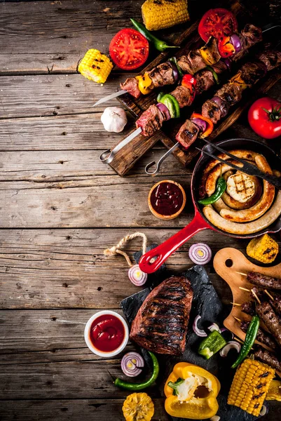 Sortiment Verschiedene Grillgerichte Grillfleisch Grillparty Dönerspieße Würstchen Grillfleischfilet Frisches Gemüse — Stockfoto