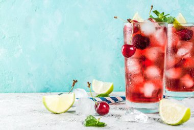 Yaz buzlu içecek içki, vişneli kola limonata ya da kokteyl açık mavi ve gri renkli kopya alanı üzerinde uzun bardak mojito