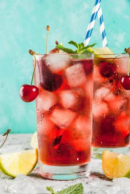 Yaz buzlu içecek içki, vişneli kola limonata ya da kokteyl açık mavi ve gri renkli kopya alanı üzerinde uzun bardak mojito
