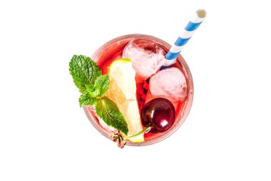 Yaz buzlu ferahlık içki, vişneli kola limonata ya da mojito uzun cam içinde kokteyl üzerinde beyaz kopyalama alanı üstten görünüm üzerinde izole