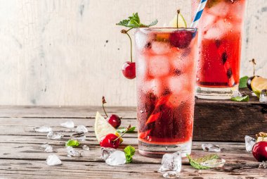 Yaz buzlu içecek içki, vişneli kola limonata ya da kokteyl eski rustik ahşap arka plan kopya alanı üzerinde uzun bardak mojito