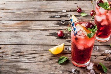 Yaz buzlu içecek içki, vişneli kola limonata ya da kokteyl eski rustik ahşap arka plan kopya alanı üzerinde uzun bardak mojito