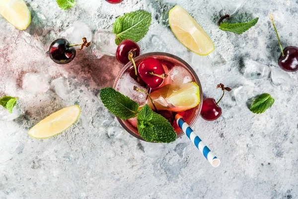 Sommaren Iced Förfriskning Drink Cherry Cola Läskedryck Eller Mojito Cocktail — Stockfoto