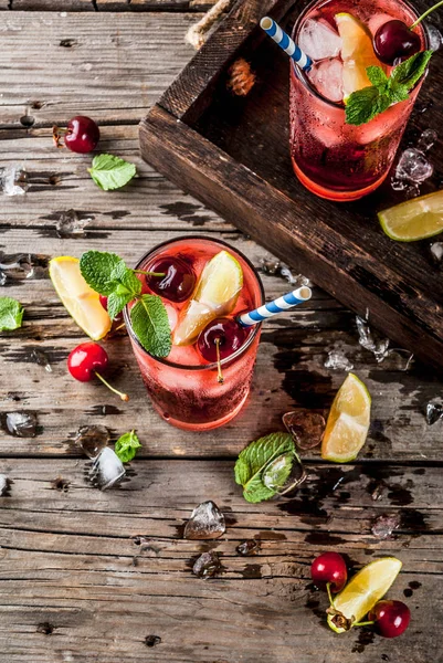 Yaz buzlu içecek içki, vişneli kola limonata ya da kokteyl eski rustik ahşap arka plan kopya alanı üzerinde uzun bardak mojito
