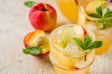 Şeftali ve limon limonata, mojito ile taze meyve garnitür, om açık beton renkli kopya alan seçici odak kokteyl