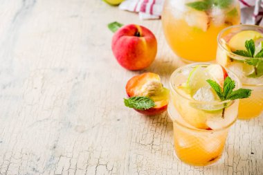 Şeftali ve limon limonata, mojito ile taze meyve garnitür, om açık beton renkli kopya alan seçici odak kokteyl