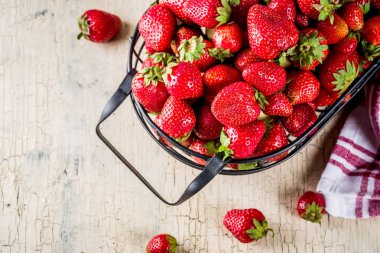 Kopya alan seçici odak beton bej renkli arka plan üzerinde ham taze organik çilek